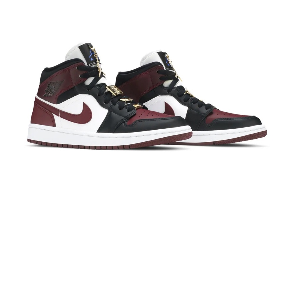 Air Jordan 1 mid SE ‘Gold Pendants’